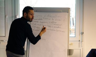 Un formateur du Vlipp en train d'animer une formation courte pour apprendre à animer un atelier vidéo d'éducation aux médias