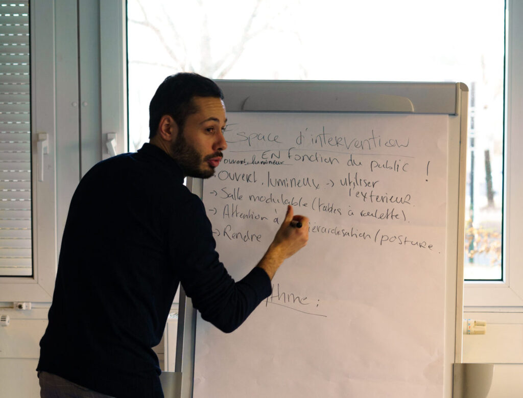 Un formateur du Vlipp en train d'animer une formation courte pour apprendre à animer un atelier vidéo d'éducation aux médias